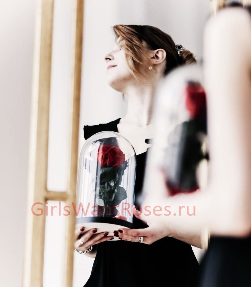 девушка с красной розой в колбе фото
